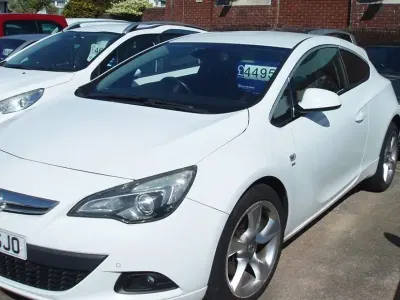 Used Vauxhall Astra GTC SRi 140 HP (102 kW) 2013 White Coupe