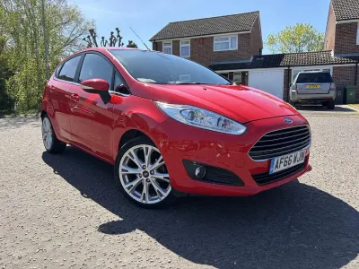 Usado Ford Fiesta Titanium 100 HP (73 kW) 2016 Vermelho Citadino