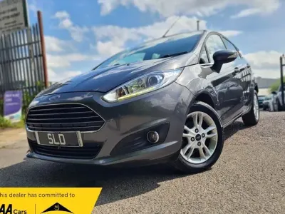 Usado Ford Fiesta Zetec 82 CV (60 kW) 2016 Gris Utilitario