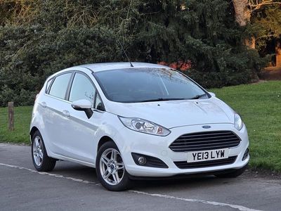 Begagnad Ford Fiesta Zetec 2013 Vit Halvkombi