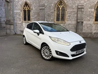 Begagnad Ford Fiesta Titanium 75 HK (55 kW) 2014 Vit Halvkombi