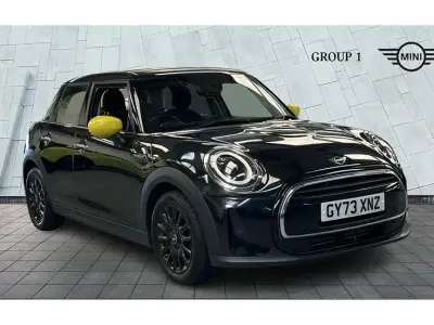 Usado Mini Cooper Classic 136 CV (100 kW) 2023 Negro Utilitario