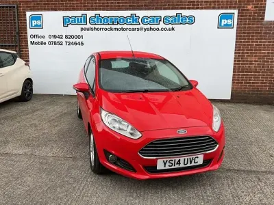 Käytetty Ford Fiesta Zetec 2014 Punainen Viistoperä