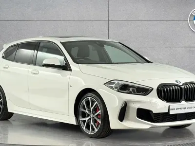 Begagnad BMW 128 Shadowline 261 HK (191 kW) 2022 Vit