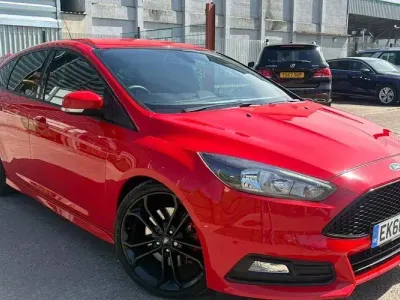 Used Ford Focus ST 250 HP (183 kW) 2016 Red Hatchback