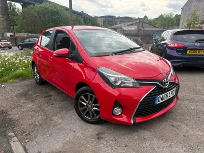 Używany Toyota Yaris 99 KM (72 kW) 2015 Czerwony Hatchback