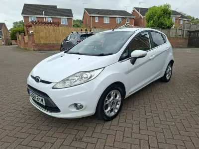 Used Ford Fiesta Zetec 70 HP (51 kW) 2011 White Hatchback