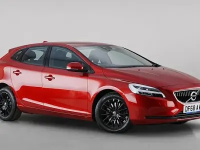 Used Volvo V40 Momentum 120 HP (88 kW) 2018 Red Hatchback