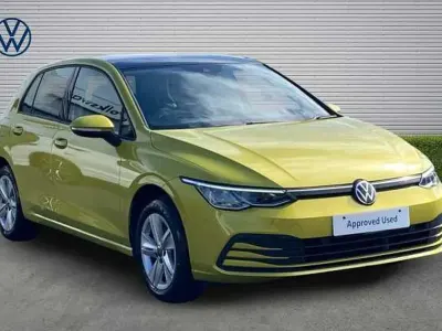 Używany VW Golf VIII Life 130 KM (95 kW) 2022 Żółty Hatchback