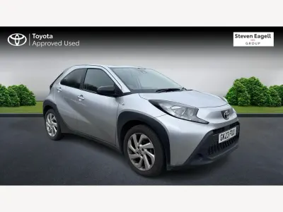 Usado Toyota Aygo X PURE 72 CV (52 kW) 2023 Plateado SUV