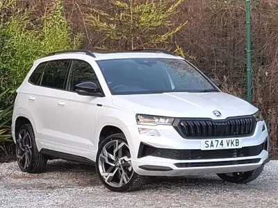 Gebraucht Skoda Karoq SportLine 150 PS (110 kW) 2024 Weiß SUV
