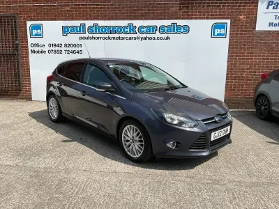 Usado Ford Focus Zetec 125 HP (91 kW) 2012 Cinzento Citadino