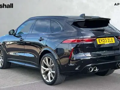 Używany Jaguar F-Pace SVR 550 KM (404 kW) 2023 Purpurowy SUV