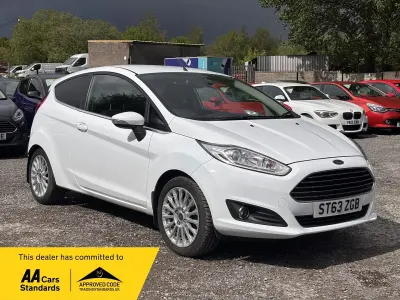 Used Ford Fiesta Titanium 125 HP (91 kW) 2013 White Hatchback