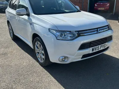 Begagnad Mitsubishi Outlander P-HEV 2015 Vit Kombi