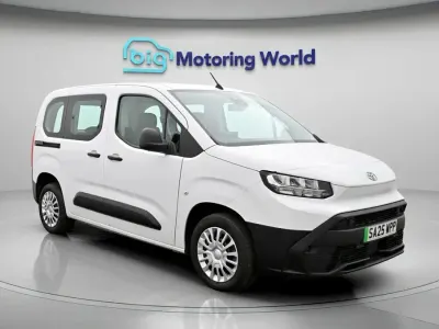 Usado Toyota Proace Verso City 100 kW (136 CV) 2025 Blanco Monovolumen