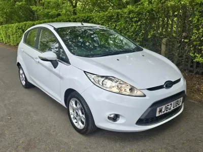 Używany Ford Fiesta Zetec 82 KM (60 kW) 2012 Biały Hatchback
