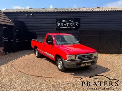 Used Toyota HiLux 74 HP (54 kW) 2000 Red Pickup