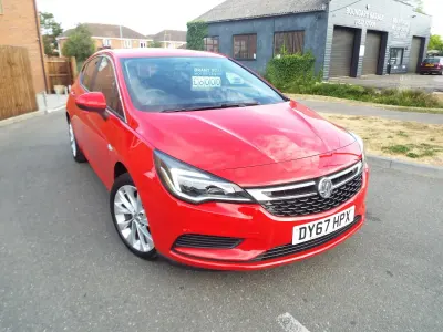 Used Vauxhall Astra Design Edition 105 HP (77 kW) 2017 Red Hatchback