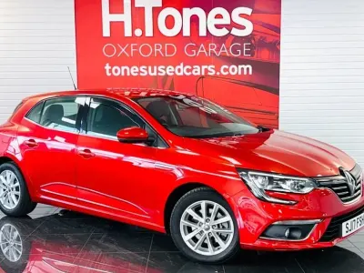 Used Renault Mégane IV Dynamique 130 HP (95 kW) 2017 Red Hatchback