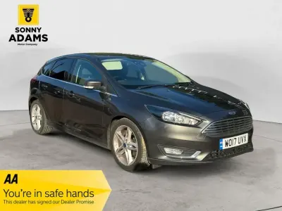Begagnad Ford Focus Titanium 2017 Grå Halvkombi