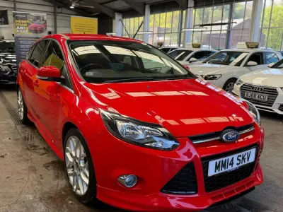 Usado Ford Focus Zetec 180 CV (132 kW) 2014 Rojo Utilitario