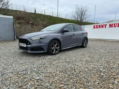 Usado Ford Focus ST 250 HP (183 kW) 2016 Cinzento Citadino