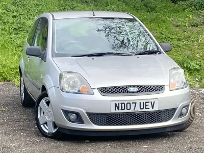 Usado Ford Fiesta Zetec 75 CV (55 kW) 2007 Plateado Utilitario