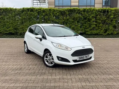 Usado Ford Fiesta Zetec 100 HP (73 kW) 2016 Branco Citadino