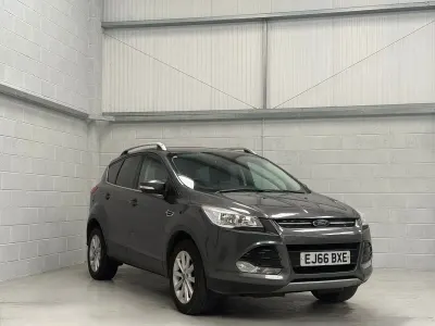 Usado Ford Kuga Titanium 150 HP (110 kW) 2016 Cinzento SUV