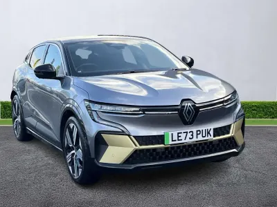 Begagnad Renault Megane E-Tech Iconic 160 kW (218 HK) 2024 Grå Halvkombi