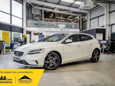 Usado Volvo V40 R-Design Pro 120 HP (88 kW) 2017 Branco Citadino