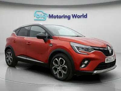 Begagnad Renault Captur Techno 90 HK (66 kW) 2023 Röd SUV