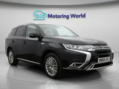 Begagnad Mitsubishi Outlander P-HEV 209 HK (153 kW) 2018 Svart SUV