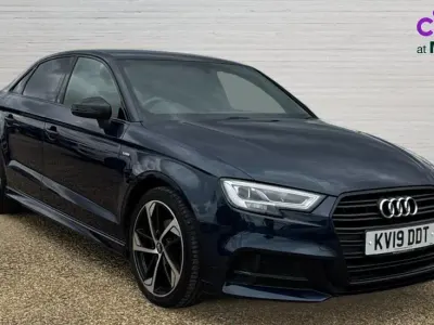 Usado Audi A3 Black Edition 150 HP (110 kW) 2019 Azul Sedan