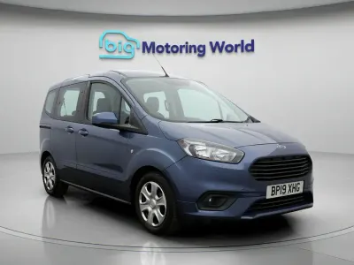 Usado Ford Tourneo Courier Zetec 100 CV (73 kW) 2019 Azul Monovolumen