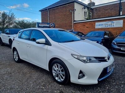 Used Toyota Auris Multidrive S 132 HP (97 kW) 2013 White Hatchback