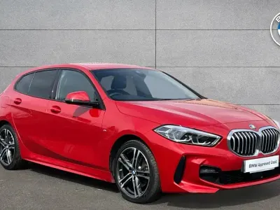 Usado BMW 118 M Sport 134 CV (98 kW) 2022 Rojo Utilitario