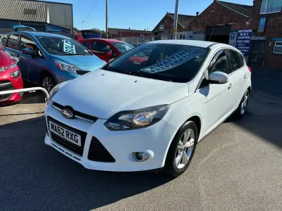 Używany Ford Focus Zetec 100 KM (73 kW) 2012 Biały Hatchback