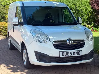 Begagnad Vauxhall Combo Sportive 90 HK (66 kW) 2015 Vit Minibuss