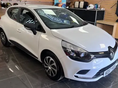 Used Renault Clio Expression 75 HP (55 kW) 2017 White Hatchback