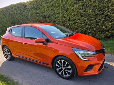 Used Renault Clio V Iconic 90 HP (66 kW) 2022 Orange Hatchback
