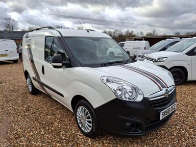 Polar white Used 2018 Vauxhall Combo | £6,495 (Good price)