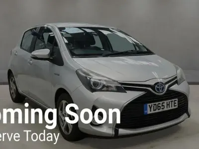 Used Toyota Yaris 100 HP (73 kW) 2015 Silver Hatchback