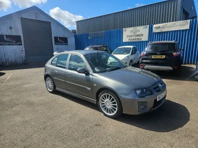 Usado MG ZR 105 CV (77 kW) 2005 Gris Utilitario