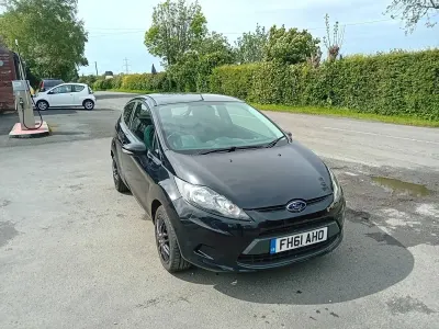 Begagnad Ford Fiesta 2012 Svart Halvkombi