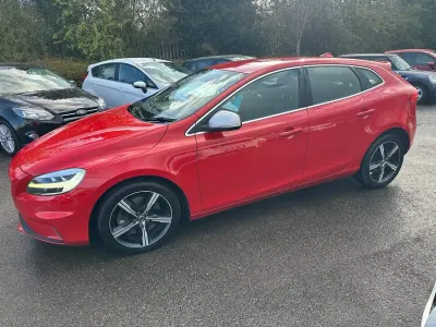 Begagnad Volvo V40 R-Design 190 HK (139 kW) 2017 Röd Halvkombi