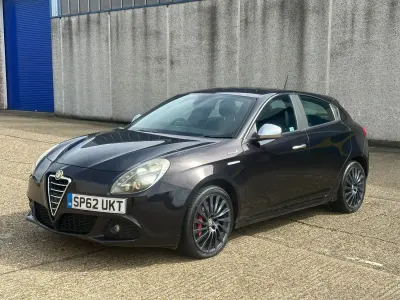 Begagnad Alfa Romeo Giulietta Lusso 140 HK (102 kW) 2012 Svart Halvkombi