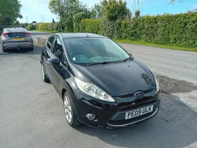 Begagnad Ford Fiesta Zetec 2009 Svart Halvkombi