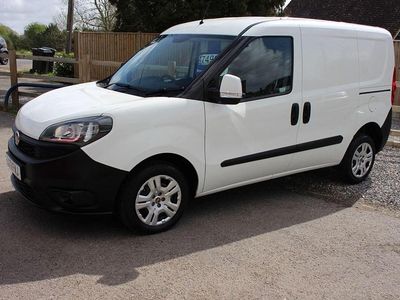 Begagnad Fiat Doblò S 2021 Vit Minibuss